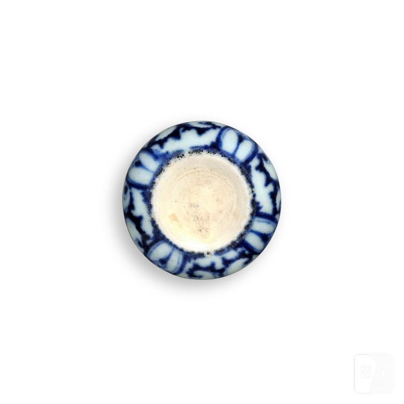 A blue and white 'floral' bird feeder, Qing dynasty, Kangxi period | 清康熙 青花纏枝花卉紋軸頭罐 《大明宣德年製》仿款 - 图3
